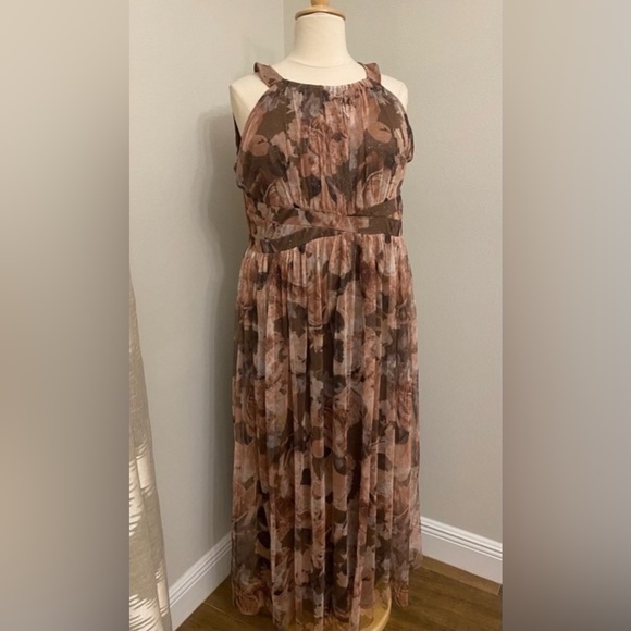Plus Dress - Picture 1 of 5